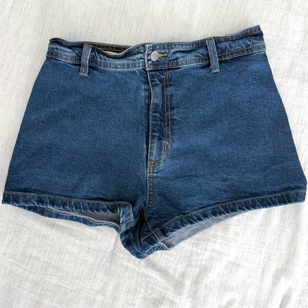 Universal Thread High Waisted Jean Shorts Size 8 Blue Denim Wash